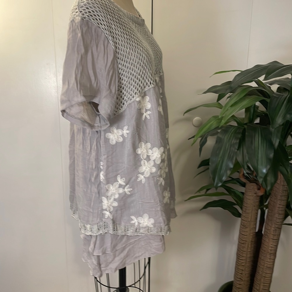 Simply Couture grey scoop neck short sleeve tunic with flowers - Picture 5 of 7